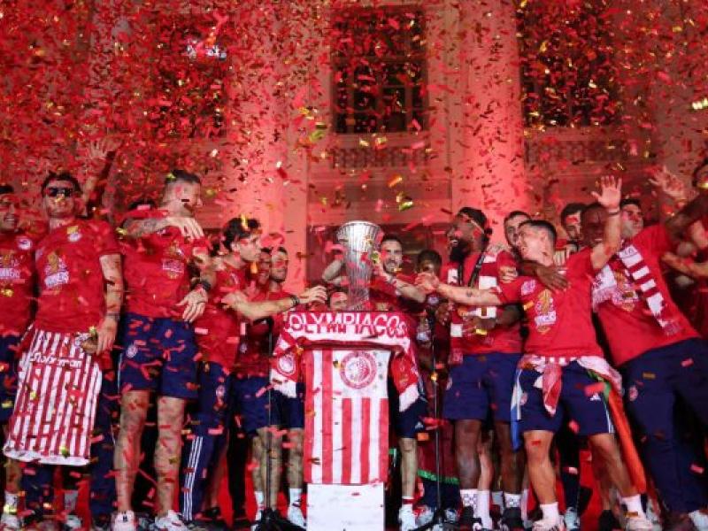 Conference League: Ξέφρενοι πανηγυρισμοί σε όλη τη χώρα για την κατάκτηση του τροπαίου από τον Ολυμπιακό