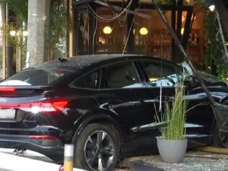  Λεωφόρος Συγγρού: Αυτοκίνητο «εισέβαλλε» σε καφετέρια