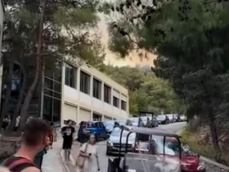 Φωτιά στα Γλυκά Νερά: Εκκενώθηκε το Αμερικανικό Κολλέγιο