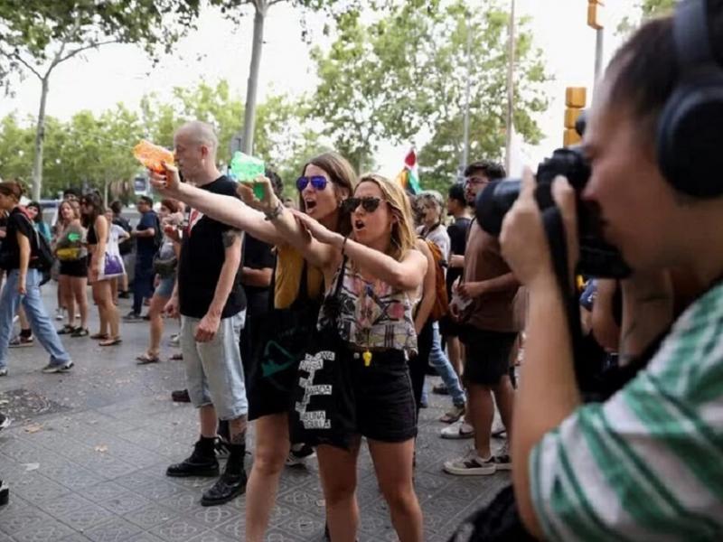 Διαδήλωσαν κατά του υπερτουρισμού και επιτέθηκαν με νεροπίστολα σε τουρίστες: «Να πάτε στα σπίτια σας»