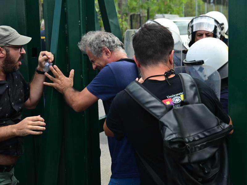 Με χημικά απάντησαν τα ΜΑΤ στη μεγάλη εκπαιδευτική συγκέντρωση στο υπουργείο Παιδείας