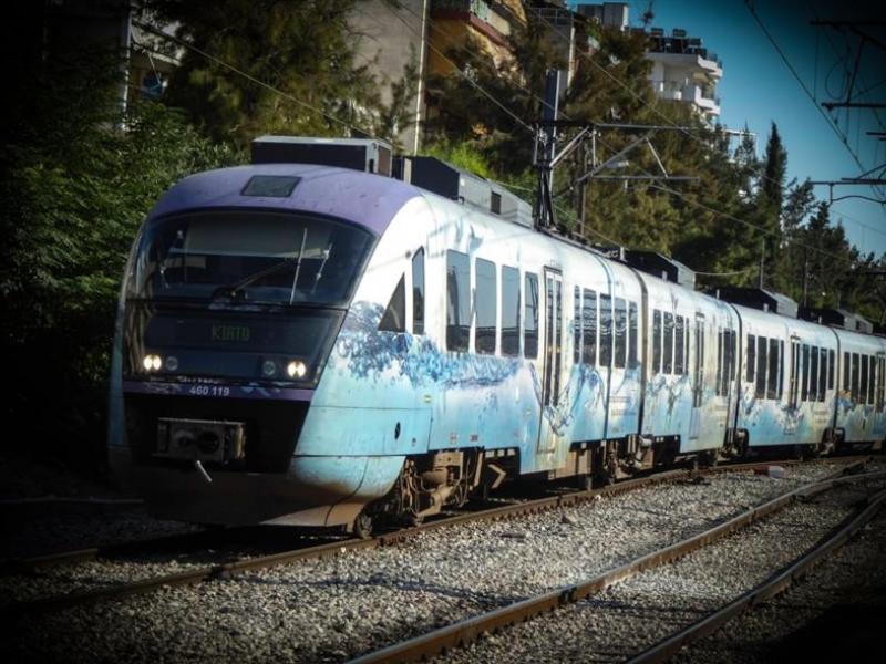 Συναγερμός στη Χαλκίδα: Σύγκρουση προαστιακού με φορτηγό