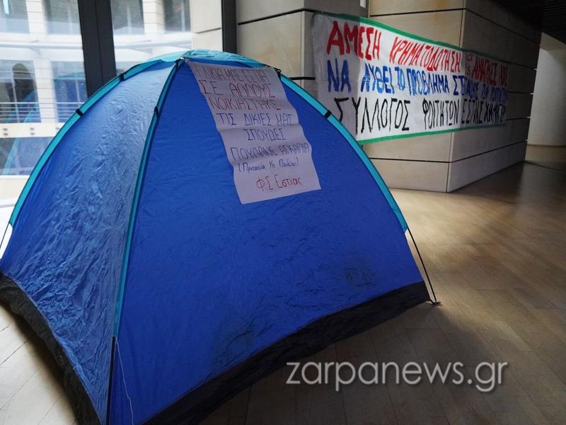 Φοιτητές: Αναγκαζόμαστε και νοικιάζουμε... σκηνή του κάμπινγκ για 500 ευρώ!