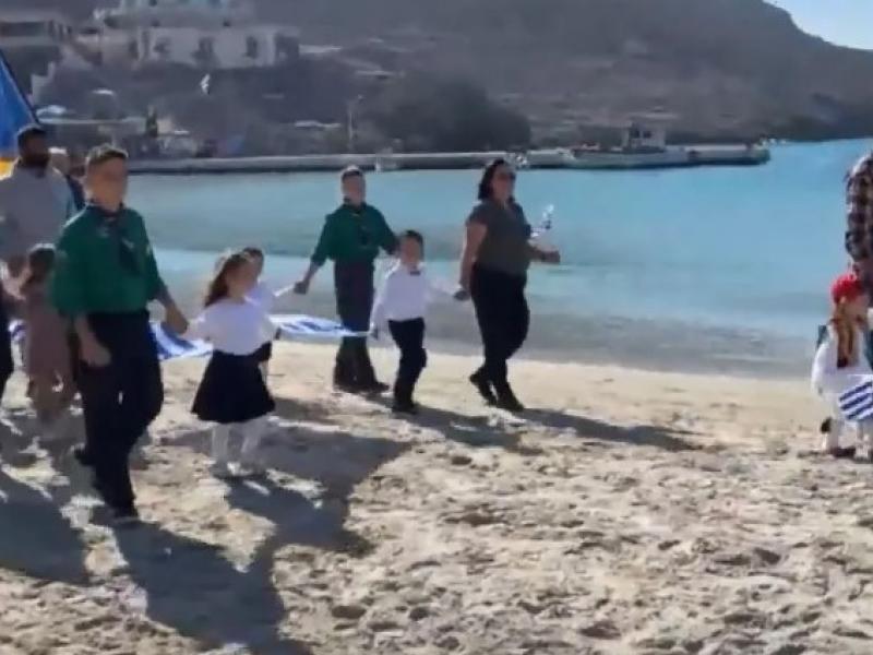 Ψέριμος: Συγκινητική παρέλαση- Τέσσερις μικροί μαθητές με προσκόπους κράτησαν τη σημαία