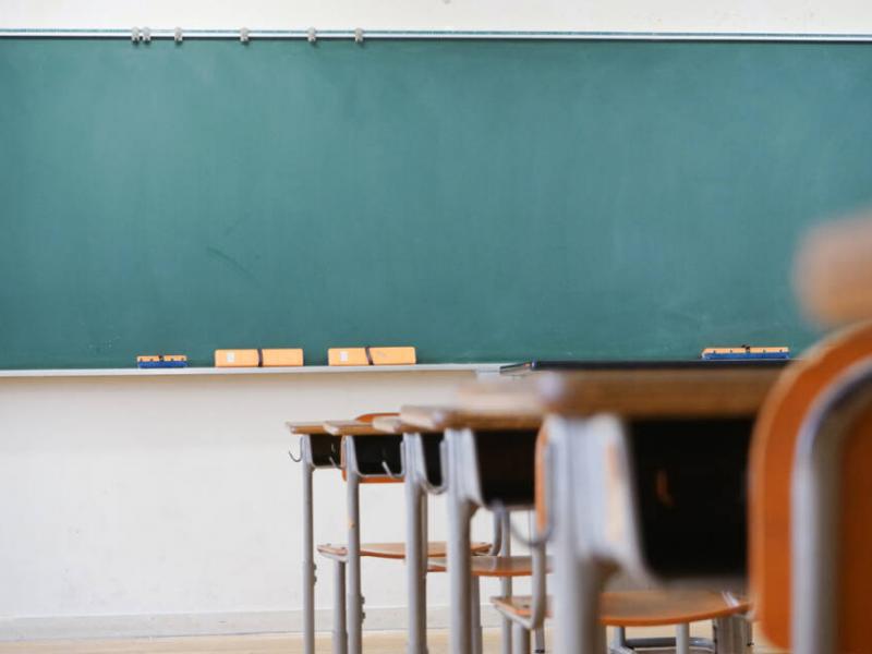 Εικόνες ντροπής έξω από σχολείο της Νεάπολης - Φασίστες ζωγράφισαν νεοναζιστικά και εθνικιστικά συνθήματα (Pic/Vid)