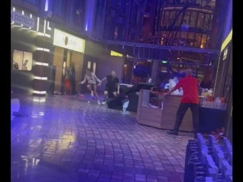 «Ήταν σαν τον Τιτανικό»: Η τρομακτική στιγμή που κρουαζιερόπλοιο παίρνει κλίση 45 μοιρών εν μέσω καταιγίδας