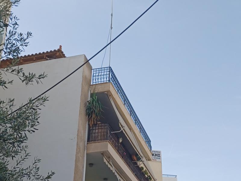 Βύρωνας: Νηπιαγωγείο απέναντι από βενζινάδικο και με κεραία 8 μέτρων στην ταράτσα