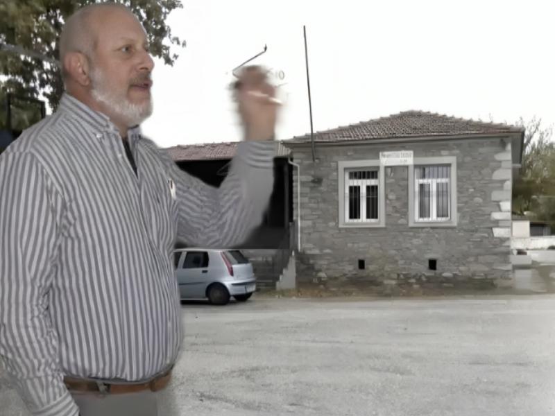 O συνταξιούχος καθηγητής που παραδίδει δωρεάν μαθήματα για να μην φύγουν τα παιδιά από χωριό της Λάρισας