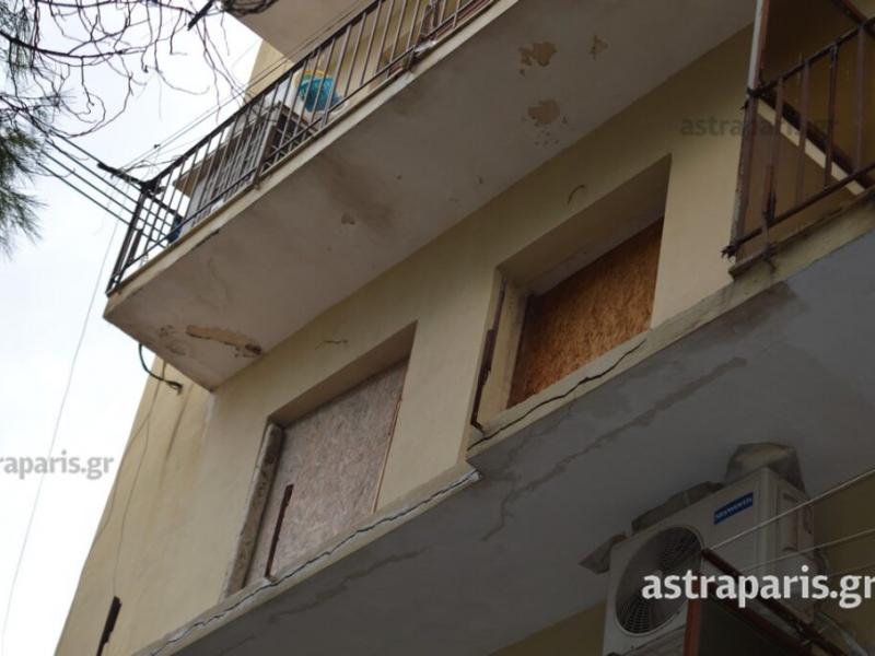 Σχολείο: Δεν έφταναν οι σοβάδες που πέφτουν από το δικό τους κτίριο έπεσε και τμήμα μπαλκονιού από διπλανό κτίριο