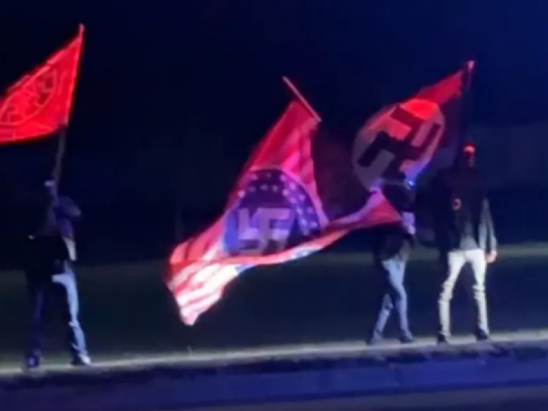 Εικόνες ντροπής στις ΗΠΑ: Νεοναζί με σβάστικες έξω από θέατρο που παιζόταν το «Ημερολόγιο της Άννας Φρανκ»