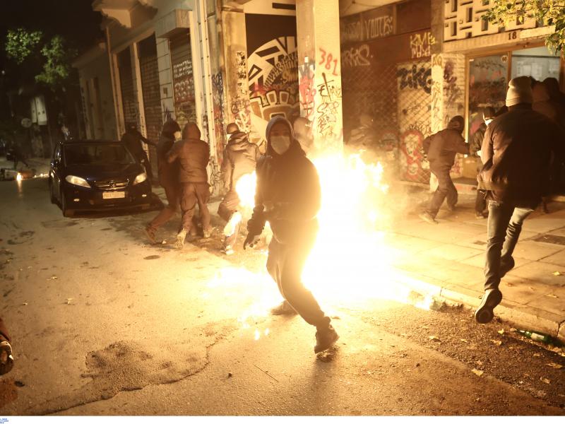 Κρότου λάμψεις στα Εξάρχεια – «Πνιγμένη» από χημικά η περιοχή 