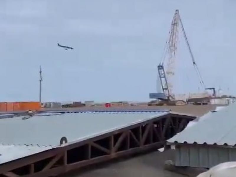 Μαύρα Χριστούγεννα: Σοκαριστική συντριβή επιβατικού αεροπλάνου με 67 επιβαίνοντες -Φόβοι για πολλούς νεκρούς