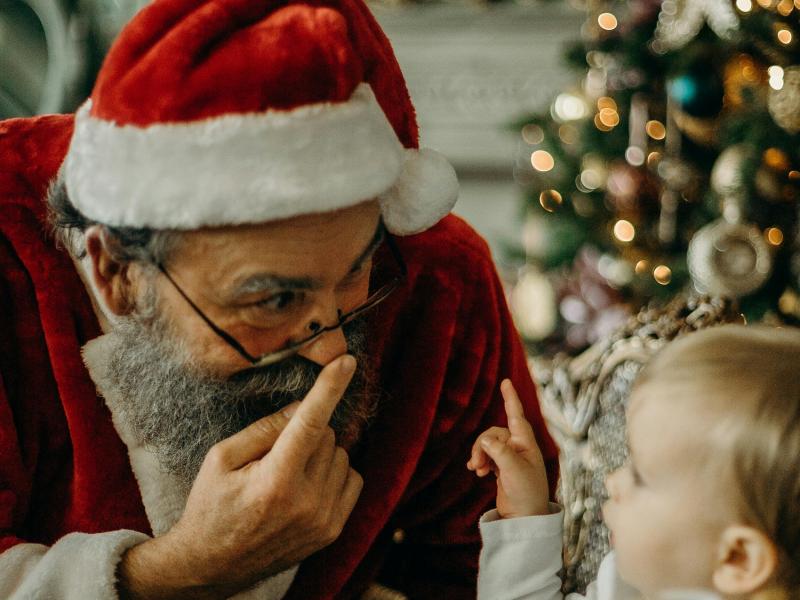Παιδιά: Πότε σταματούν να πιστεύουν στον Άγιο Βασίλη;