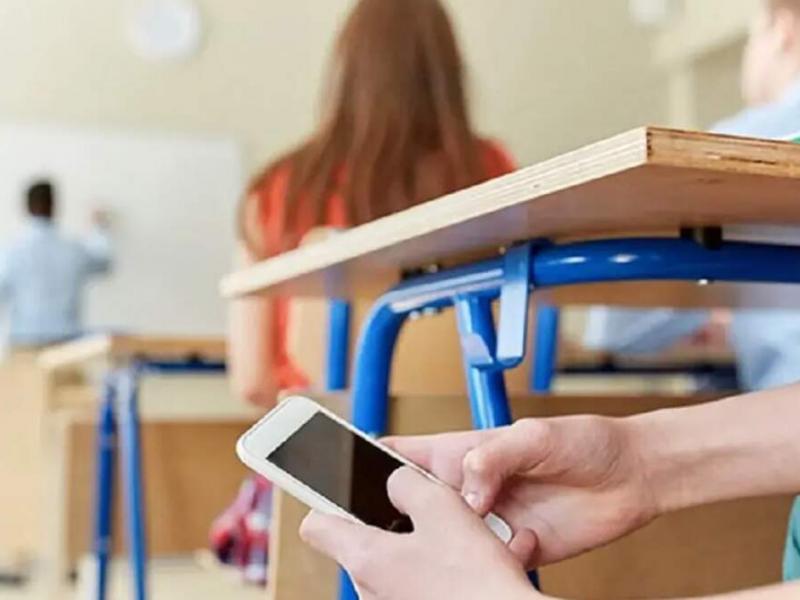 Κινητά στα σχολεία: 16.000 αποβολές σε 4 μήνες και σοκαριστικές καταγγελίες μαθητών