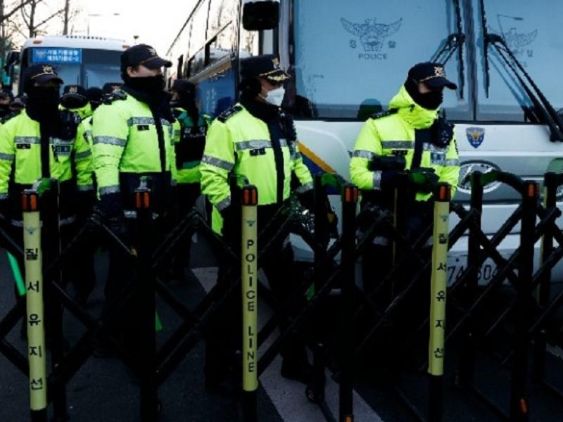 Κρίση στη Νότια Κορέα: Μονάδα του στρατού και σωματοφύλακες εμπόδισαν τη σύλληψη του έκπτωτου προέδρου Γιουν