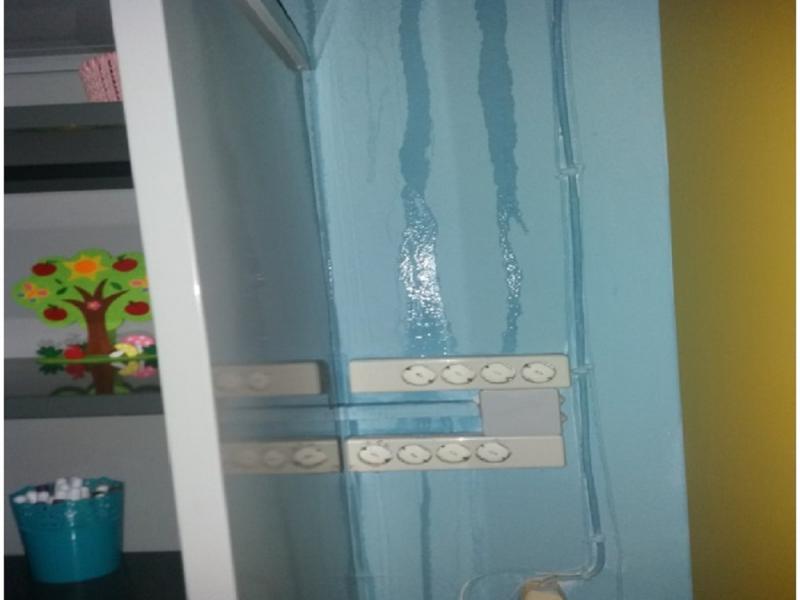 Τρόμος για μαθητές και εκπαιδευτικούς: «Νερά έμπαιναν από τοίχους και ταβάνια του σχολείου!» (Φωτογραφίες)