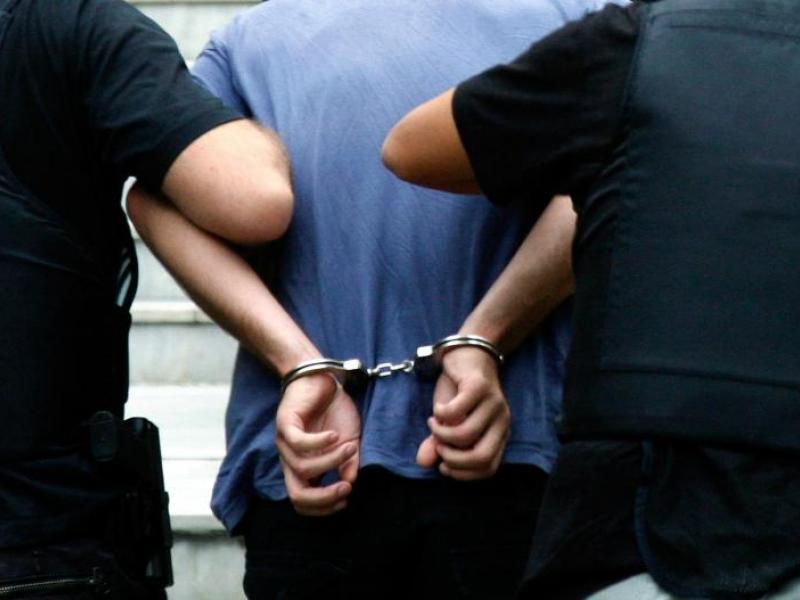 Χειροπέδες σε 52χρονο εκπαιδευτικό για γενετήσιες πράξεις με 14χρονη μαθήτρια