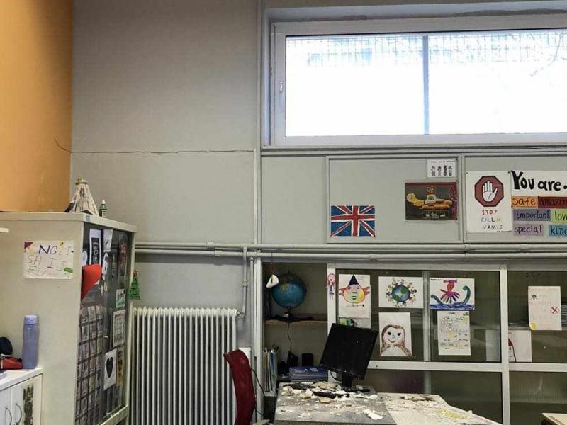Εκπαιδευτικοί: Πέφτει το ταβάνι στο κεφάλι μας -και προσπαθούν να το συγκαλύψουν...