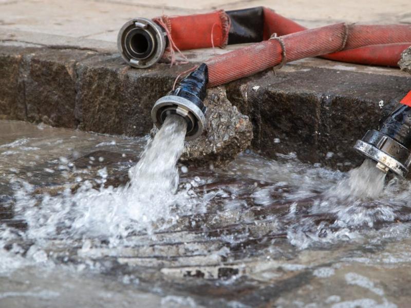 Έσπασε αγωγός της ΕΥΔΑΠ στη Μεσογείων - «Ποτάμι» ο δρόμος