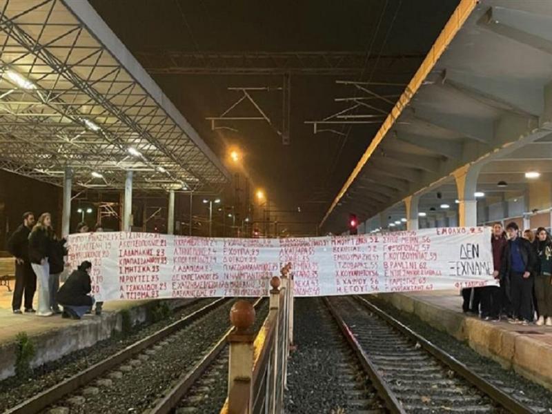 Τέμπη: Φοιτητές Ιατρικής απέκλεισαν για 57 λεπτά τις γραμμές των τρένων