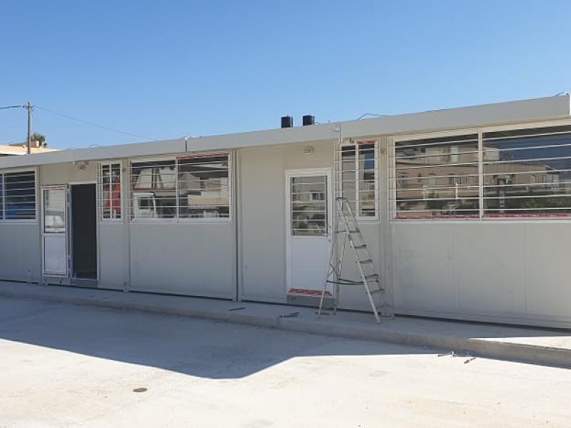 Καταγγελία: «Μας πετάνε έξω από το σχολείο μας για να βάλουν τα παιδιά σε… προκάτ κλουβιά!»
