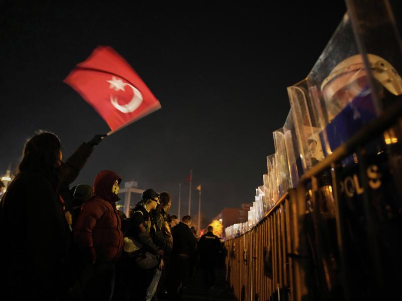 Πολιτικός σεισμός στην Τουρκία: Στον δρόμο για τη φυλακή ο Εκρέμ Ιμάμογλου – Μαζικές αντιδράσεις και συλλήψεις διαδηλωτών