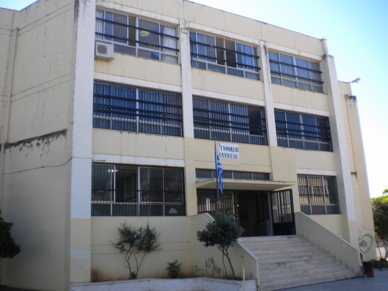 Εικόνες εγκατάλειψης στο 3ο Γυμνάσιο Καλαμάτας: Αγωνία για τα κτιριακά προβλήματα και την ασφάλεια των μαθητών