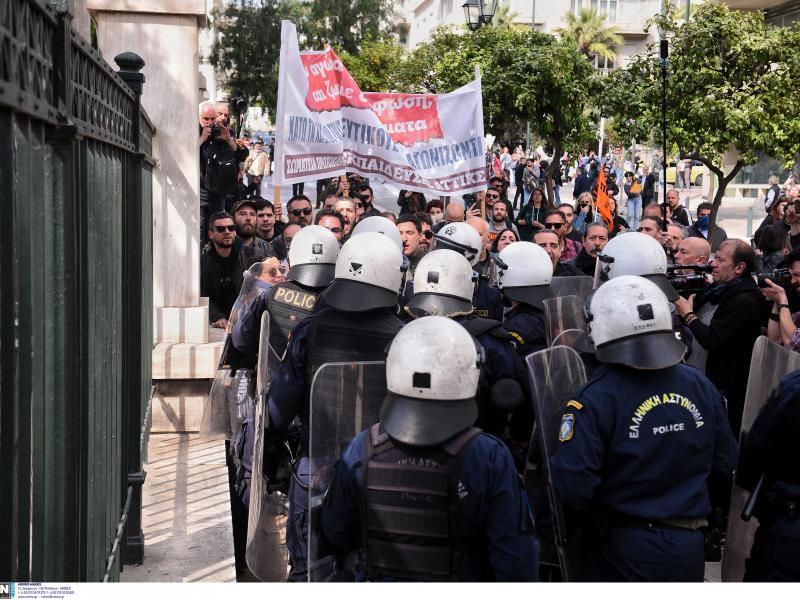 Χημικά και διώξεις για τη δημόσια παιδεία – Η κυβέρνηση απάντησε με καταστολή στον αγώνα των εκπαιδευτικών