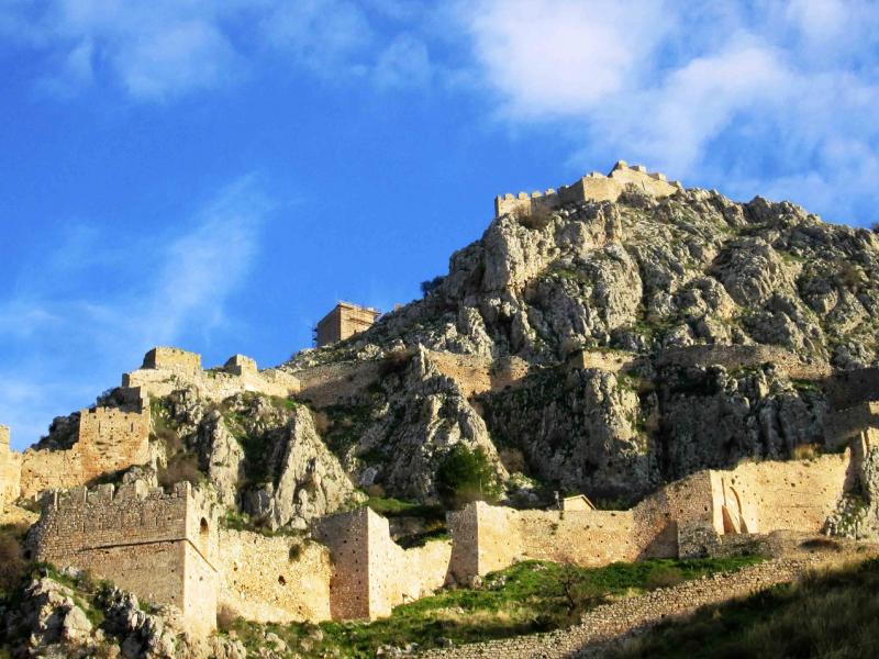 Ακροκόρινθος: «Ο πιο εντυπωσιακός βράχος» - Το επιβλητικό κάστρο (Video)