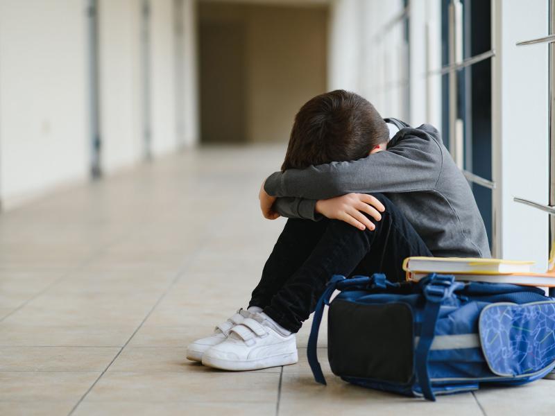 Επίθεση σε 13χρονο στο Κερατσίνι: Ανήλικοι κουκουλοφόροι τον χτύπησαν με ρόπαλο και μαχαίρι μέσα στο σχολείο