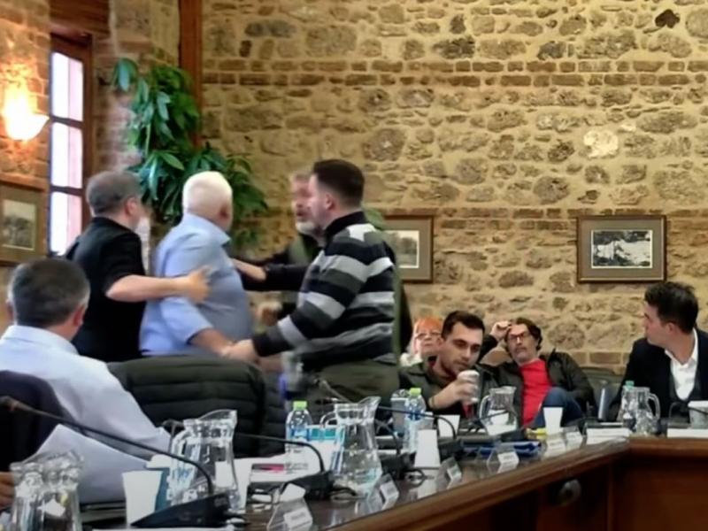 «Θα σου αστράψω μία»: Έτσι ξέφυγε η κατάσταση στο Δημοτικό Συμβούλιο Βέροιας (Βίντεο)