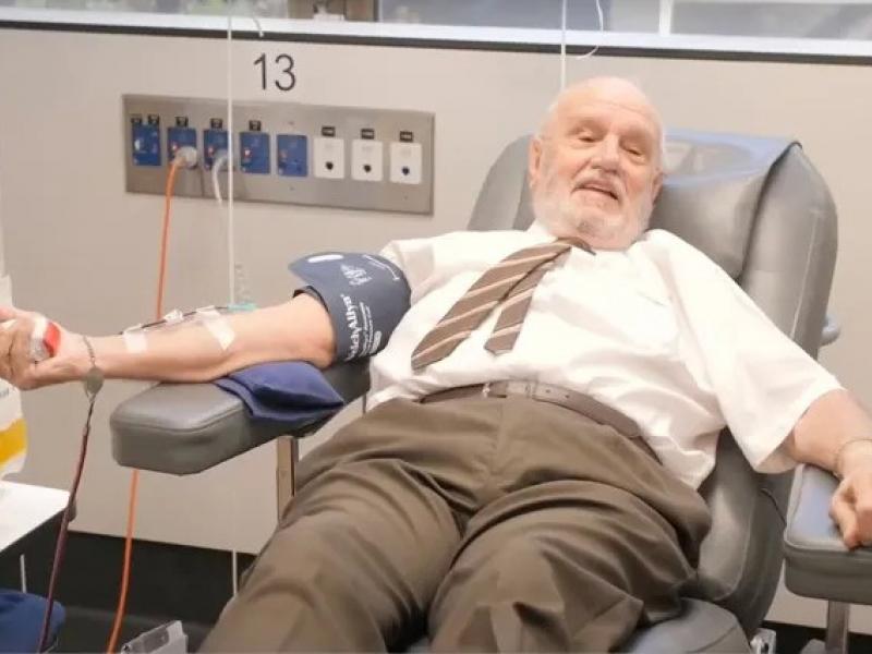Πέθανε ο αιμοδότης με το «χρυσό χέρι» - Είχε σώσει πάνω από 2,4 εκατομμύρια μωρά