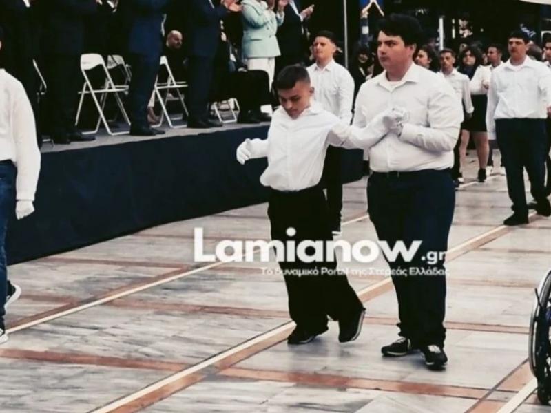 Συγκίνησε μαθητής στη Λαμία στην παρέλαση: Σηκώθηκε από το αμαξίδιο και παρέλασε όρθιος