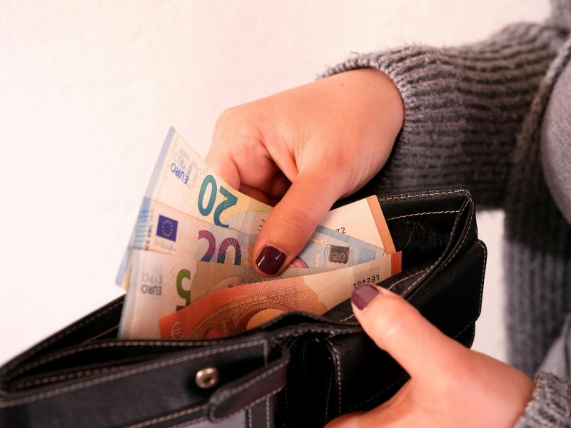 Ανατροπή για ιδιοκτήτες και ενοικιαστές: Τέλος τα μετρητά στο ενοίκιο – Έρχονται πρόστιμα, ποιοι χάνουν επιδόματα
