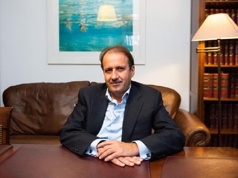 Καθηγητής του ΕΚΠΑ στο ΣτΕ: Να αφαιρεθεί το «Ντε Γκρες» και η ιθαγένεια από την πρώην βασιλική οικογένεια