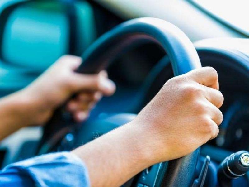 Ο νέος κανόνας στην οδήγηση: Τα χέρια στη θέση «9:15»