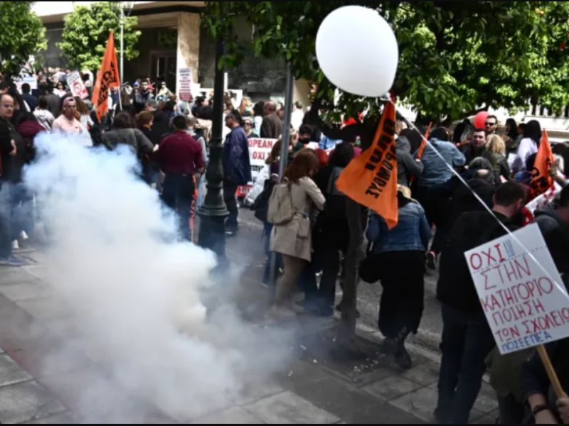 Αίσχος: Με χημικά απάντησε η κυβέρνηση στους εκπαιδευτικούς που αγωνίζονται για δημόσια παιδεία και δικαιώματα