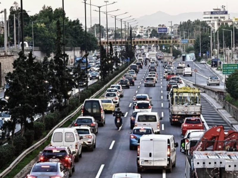 Αυτοκίνητο τυλίχθηκε στις φλόγες σε βενζινάδικο στη Ραφήνα – Κυκλοφοριακό κομφούζιο στη Μαραθώνος
