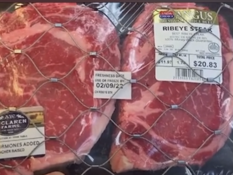Σκηνές από... δυστοπικό σουπερμάρκετ: Έβαλαν αντικλεπτικά στις μπριζόλες (Vid)