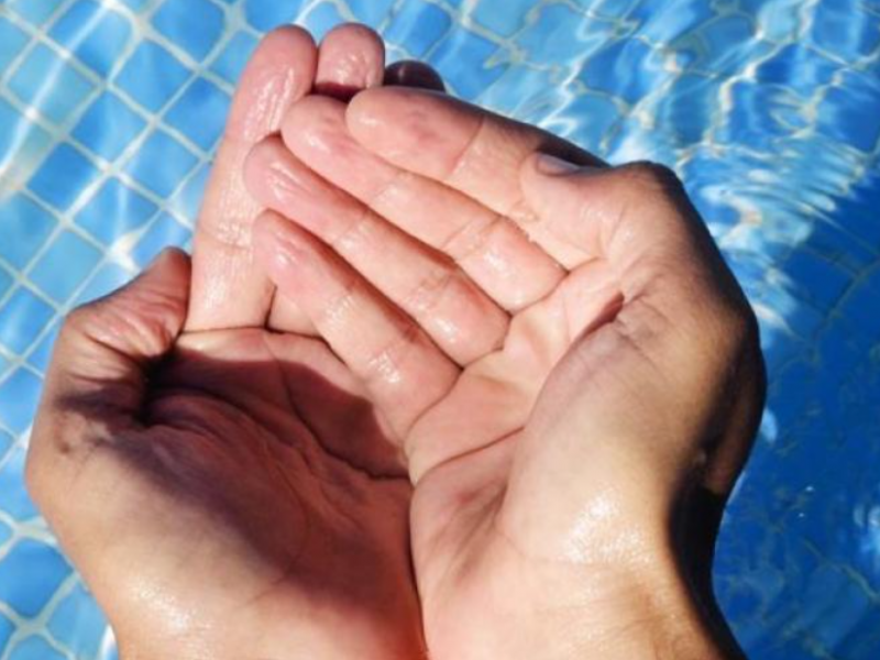 Γιατί ζαρώνουν τα δάκτυλα των χεριών μας όταν κάνουμε μπάνιο;