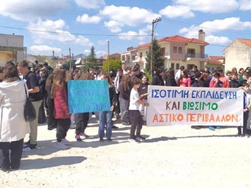 «Φτάνει η αδιαφορία»: Διαμαρτυρία για την επικίνδυνη πρόσβαση στο 2ο Γυμνάσιο Ανατολής