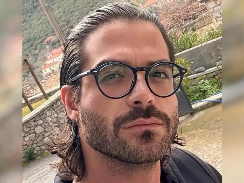Άρης Μουγκοπέτρος: Ποιος είναι ο μουσικός που ακρωτηριάστηκε από κροτίδα