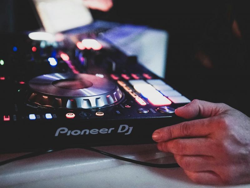 Σοκ στη Ναύπακτο: DJ επιτέθηκε με μαχαίρι σε συνάδελφό του– Του έκοψε το αυτί για τα ποσοστά