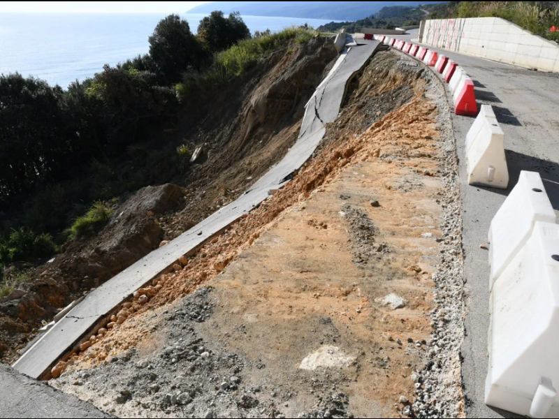 Θεσσαλία: Κατέρρευσε ο παραλιακός δρόμος Λάρισας – Πηλίου λίγο πριν την ολοκλήρωση