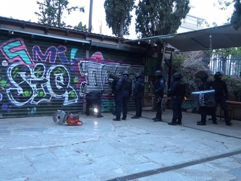 Εισβολή της ΕΛ.ΑΣ. στον «Εξωστρεφή», στον λόφο του Στρέφη στα Εξάρχεια, μετά τις δηλώσεις Χρυσοχοΐδη