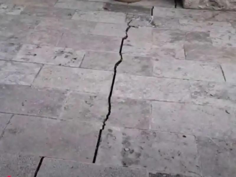 Ηράκλειο: Σοβαρές ρωγμές σε σπίτια στις Βούτες χωρίς σεισμούς – Αυτοψία από τον Ευθύμιο Λέκκα (Video)