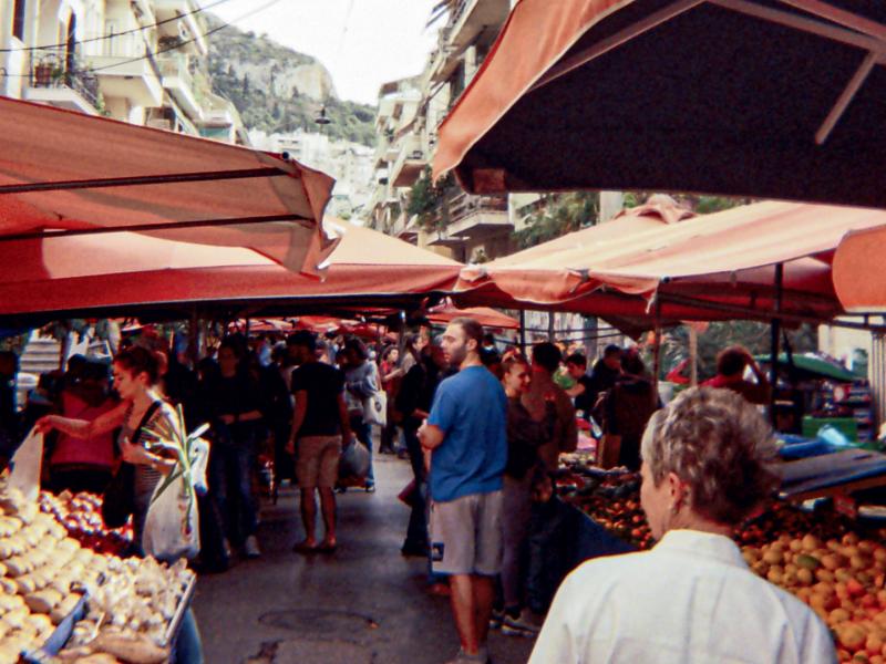 Σοκ στη Θεσσαλονίκη: Παιδάκι 2 ετών τραυματίστηκε με μαχαίρι στο πρόσωπο σε λαϊκή αγορά 
