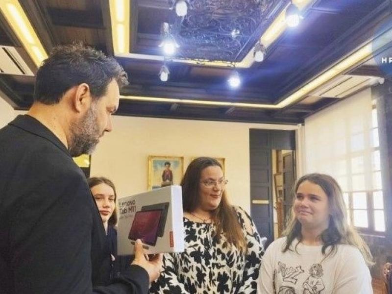 Ρόδος: 13χρονη μαθήτρια βραβεύτηκε που βρήκε φάκελο με χρήματα και τον παρέδωσε