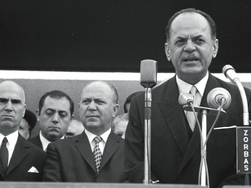 Ο «χωροφυλακίστικος» λόγος με την ψευτοκαθαρεύουσα, η αβυσσαλέα αμορφωσιά και η «κουλτούρα» του ασφαλίτη εξασφάλισαν στη Χούντα Μνημείο Γελοιότητας και Κακοήθειας
