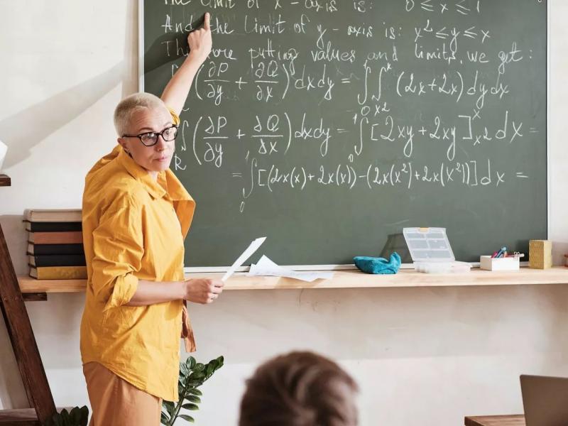 Νέος νόμος 5218/2025: Νέες οργανικές θέσεις στην Πρωτοβάθμια Εκπαίδευση, σύμβαση αναπληρωτών και πολλαπλό βιβλίο